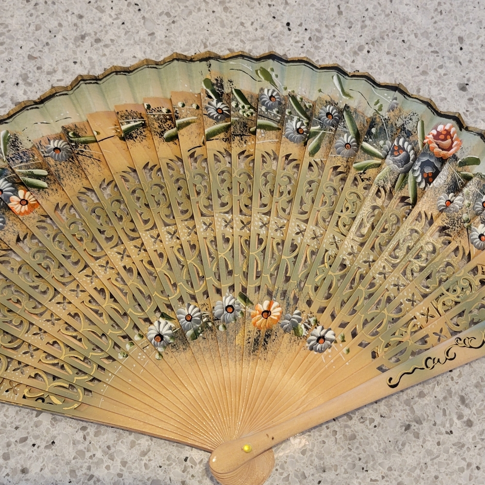 GORGEOUS HAND PAINTED ON BAMBOO,HAND HOLD FAN. - Picture 12 of 12